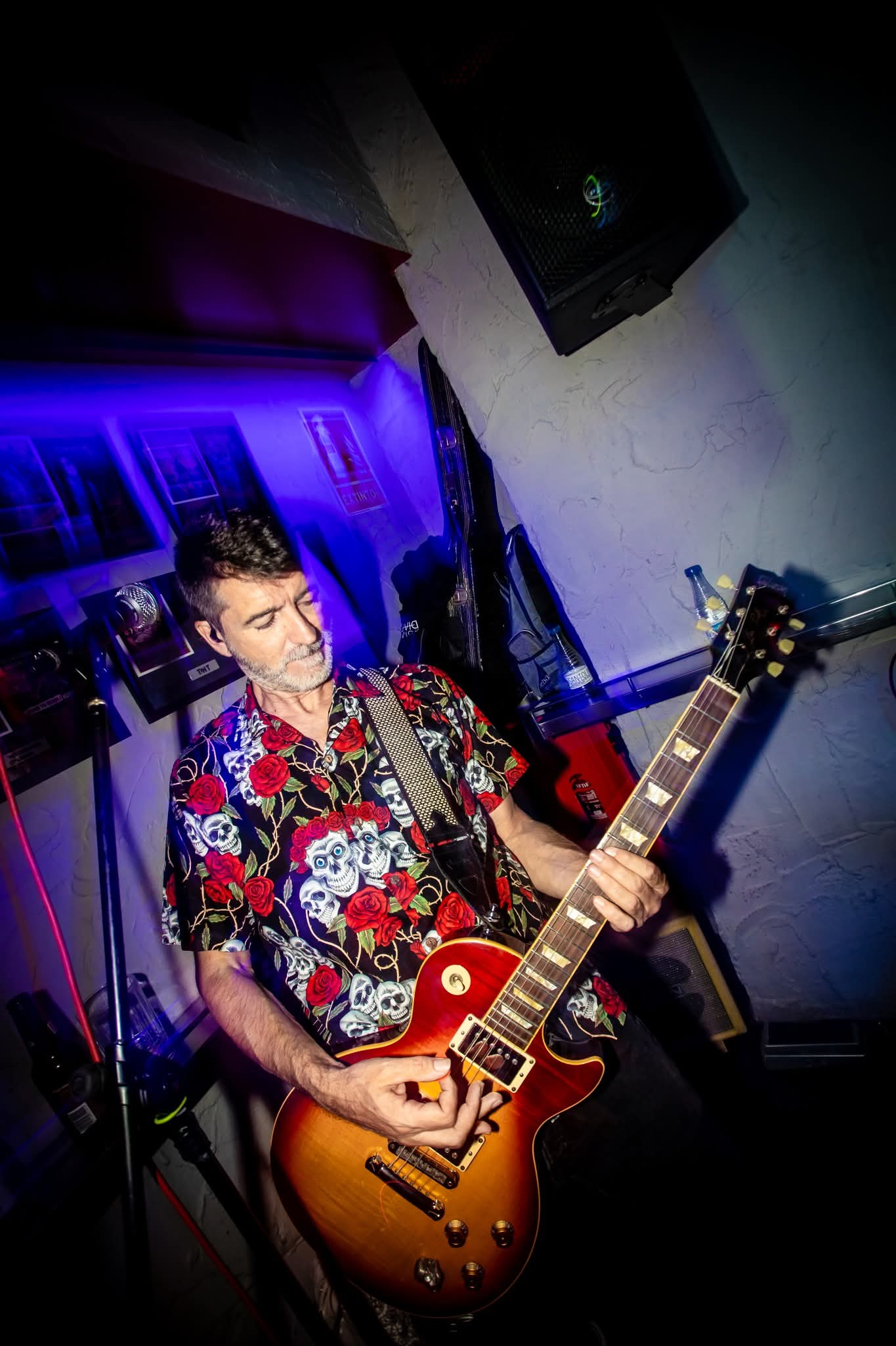 Tomás, guitarra y composición en Cometa Diablo